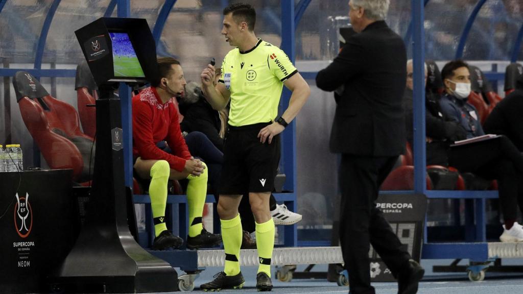 César Soto Grado revisa en el VAR un penalti de Yeray Álvarez