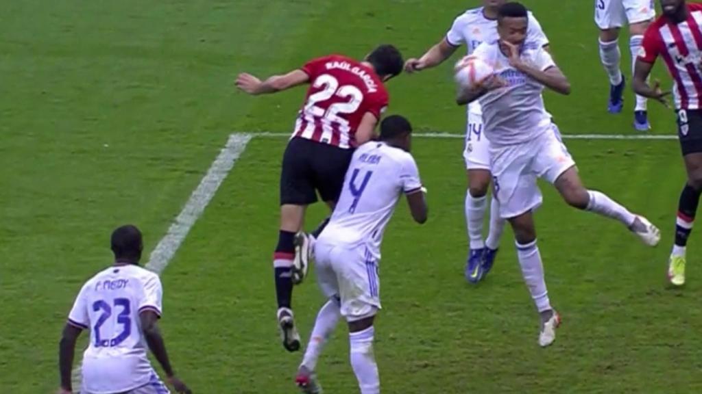 César Soto Grande expulsa a Eder Militao por una mano dentro del área y pita penalti