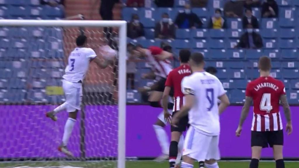 César Soto Grande expulsa a Eder Militao por una mano dentro del área y pita penalti