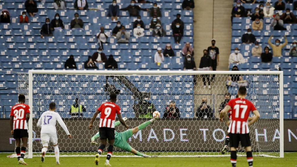 Thibaut Courtois para con el pie un penalti a Raúl García