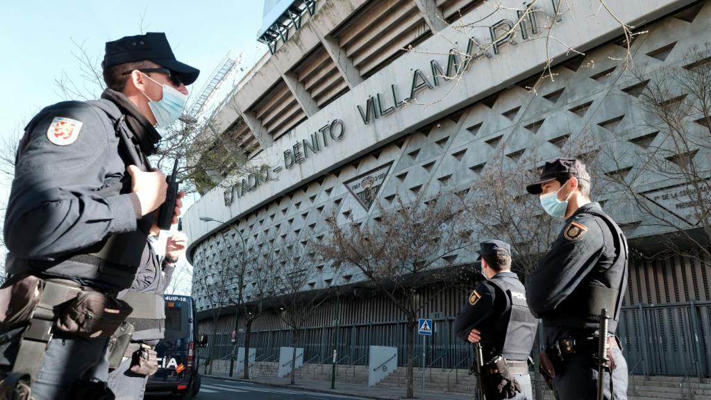 Imagen del dispositivo de seguridad de un encuentro, celebrado a puerta cerrada, que ha dejado desierto el entorno del estadio.