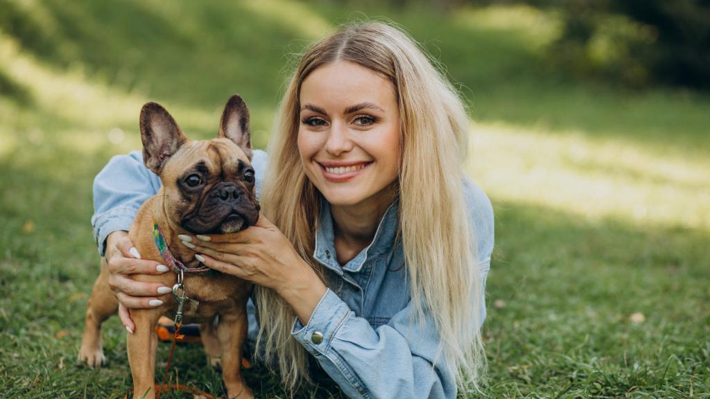 Una mujer con su mascota.