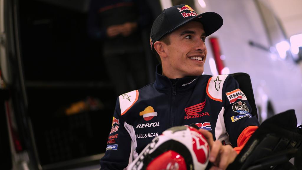 Un sonriente Marc Márquez, en el box de circuito portugués de Portimao.