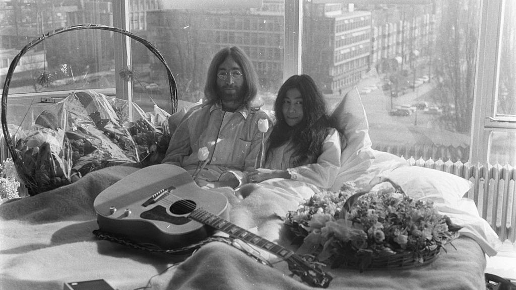 John Lennon y Yoko Ono.