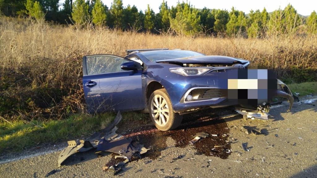 Uno de los turismos en la cuneta de la carretera