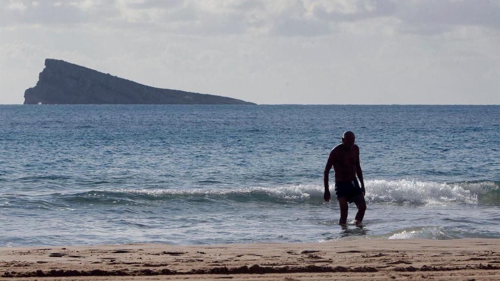 Un bañista en Benidorm, con la isla de fondo, la semana pasada.