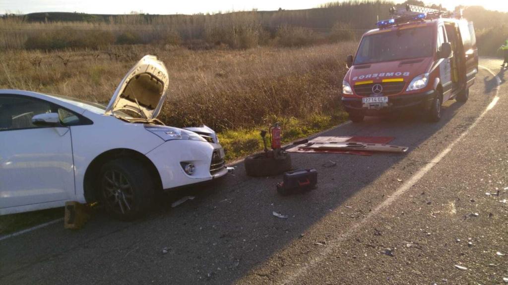 Tres personas resultan heridas al chocar de manera frontal