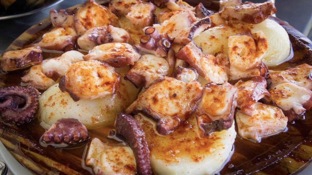 Un plato de madera de pulpo a la gallega.