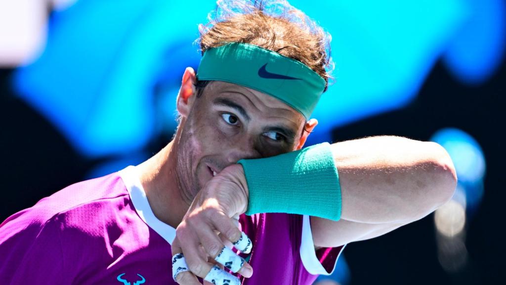 Rafa Nadal se seca el sudor en el Abierto de Australia 2022