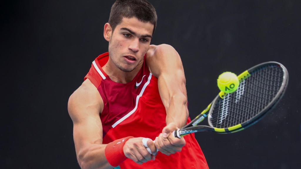 Carlos Alcaraz golpea un revés en el Abierto de Australia 2022