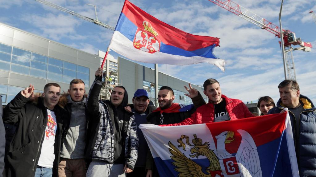 Algunos seguidores de Novak Djokovic a su llegada al aeropuerto de Belgrado.