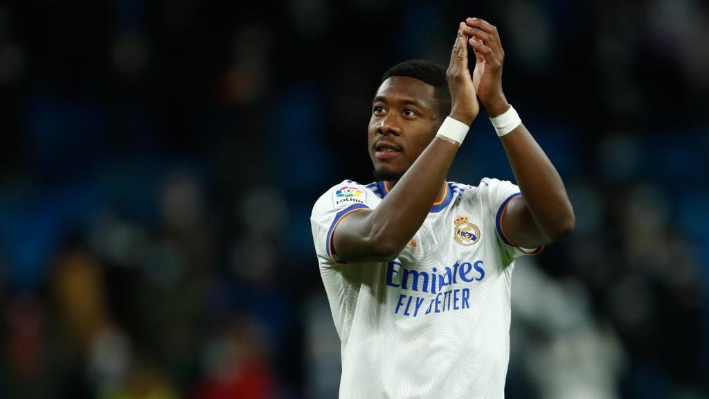 David Alaba aplaude a la afición del Real Madrid tras un partido
