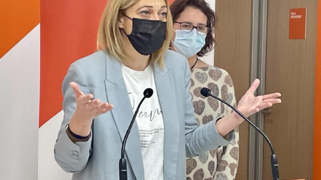 Carmen Picazo, en primer plano, y Elena Jaime este lunes en Albacete.