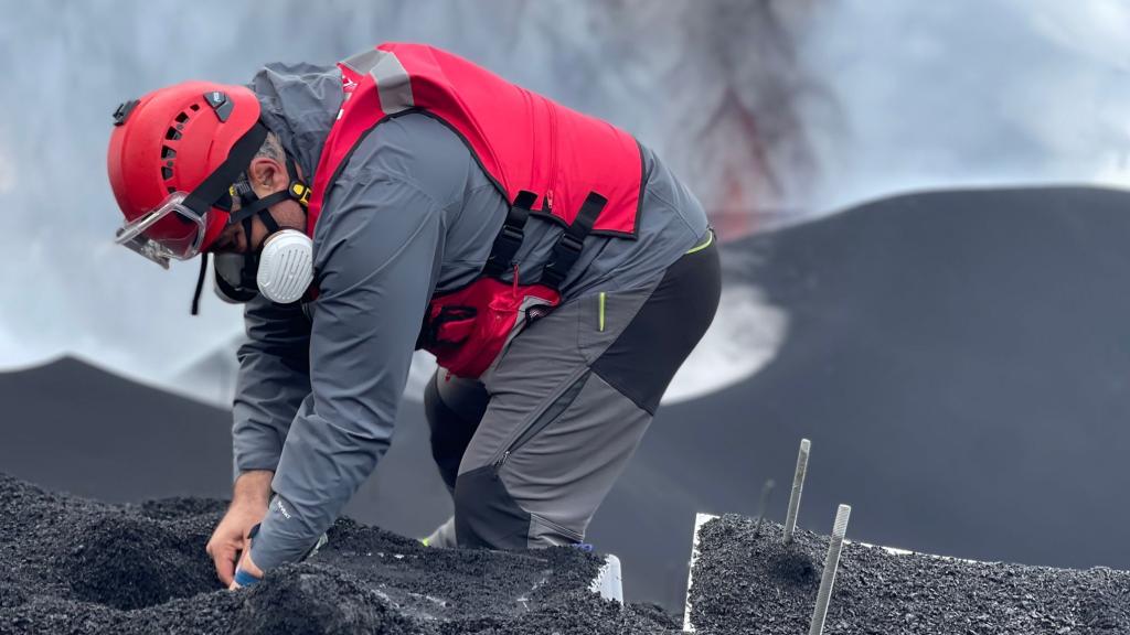 Stavros Meletlidis recoge ceniza frente al Cumbre Vieja