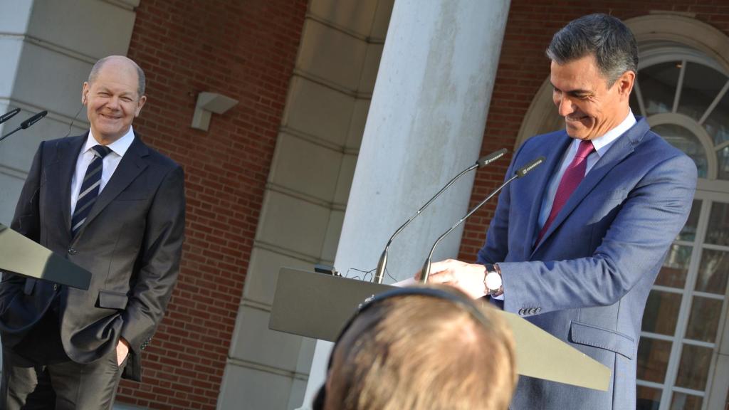 El canciller de Alemania, Olaf Scholz, junto a Pedro Sánchez, en los jardines de la Moncloa.