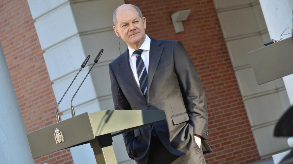 Olaf Scholz, canciller de Alemania, en la escalinata de Moncloa, durante su rueda de prensa conjunta con Pedro Sánchez.