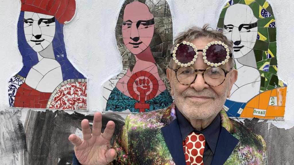 Fernando Arrabal, en uno de sus paseos artísticos.