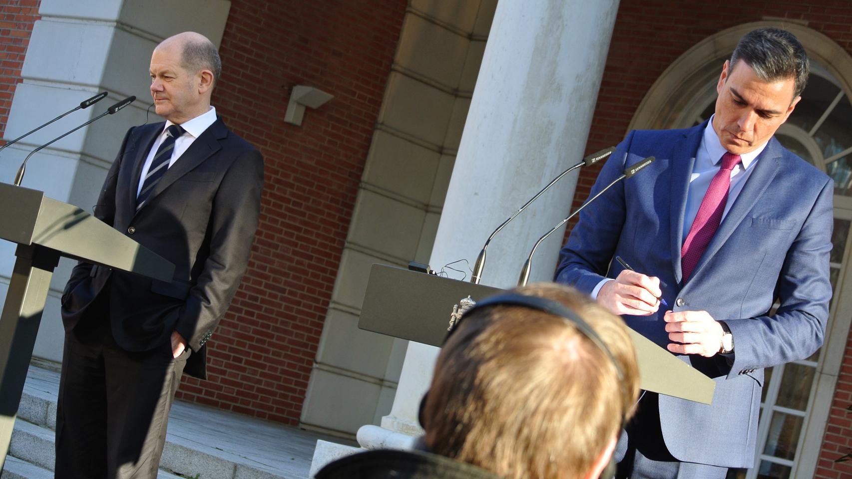 Pedro Sánchez y Olaf Scholz se dan la espelda en su rueda de prensa conjunta en Moncloa.