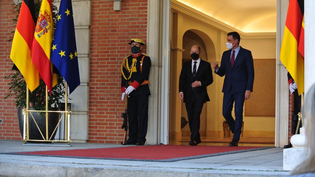 Olaf Scholz y Pedro Sánchez, ante las escalinatas de Moncloa.