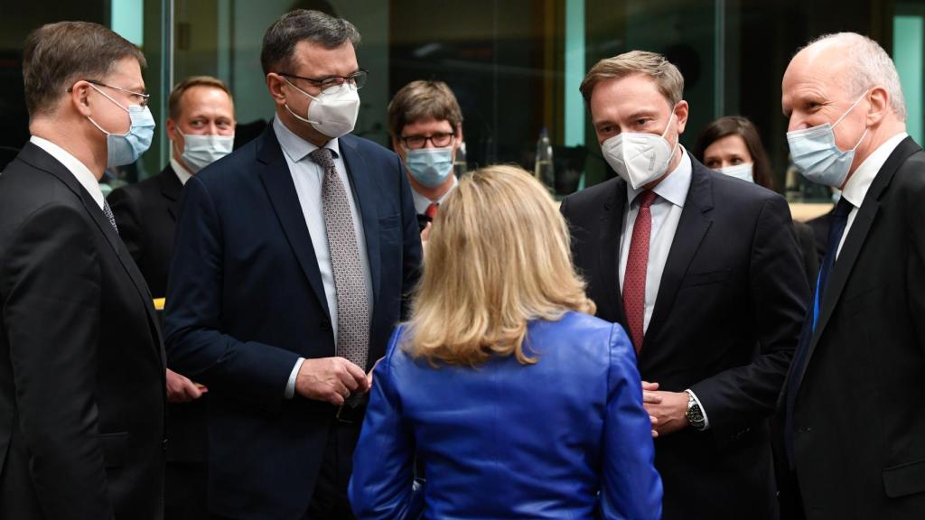 La vicepresidenta Calviño conversa con el nuevo ministro alemán, Christian Lidner, durante el Eurogrupo de este lunes