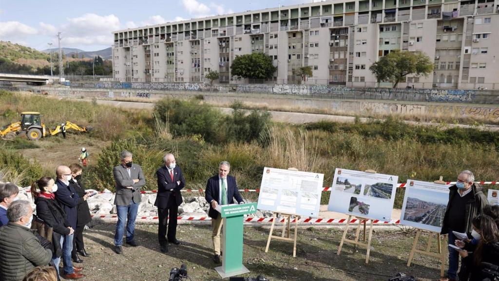 Bendodo visita junto al alcalde, Francisco de la Torre, las obras iniciadas en el cauce del río Guadalmedina.