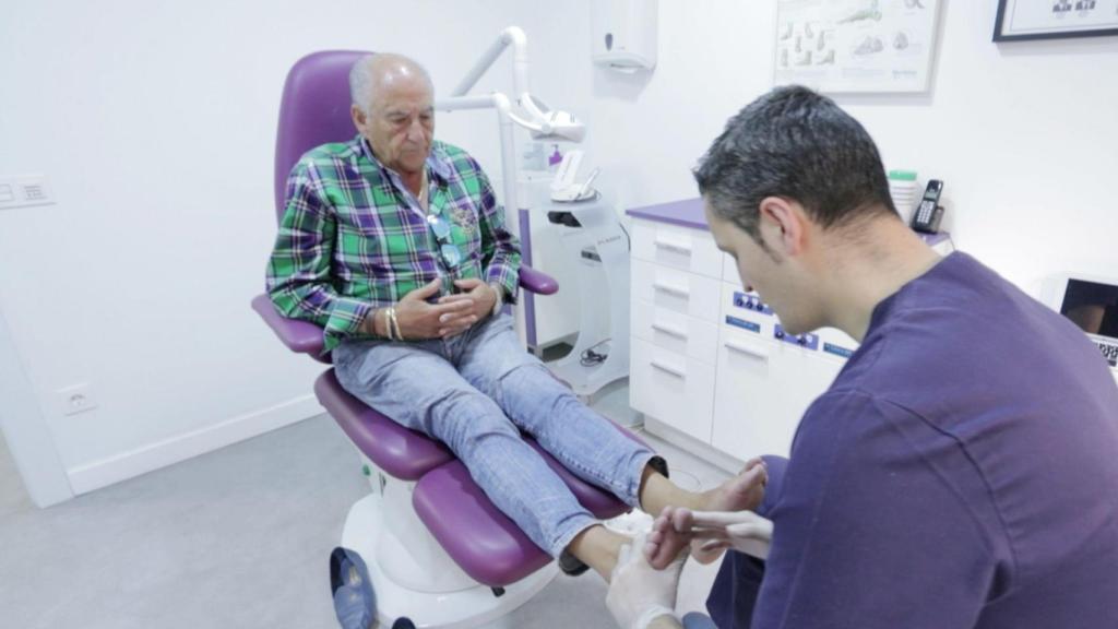 Un podólogo atendiendo a un paciente