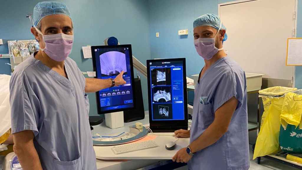 El doctor Manuel Ruibal y Juan G. Dacal con el sistema robótico Focal One de Vithas Vigo