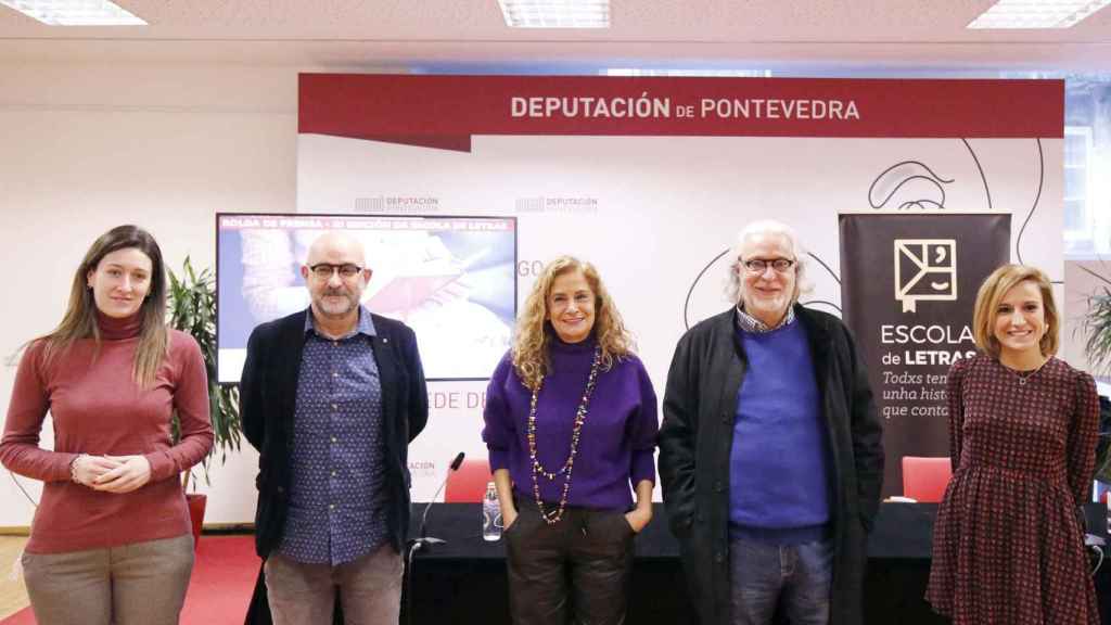 En el centro, Carmela Silva en la presentación de la tercera edición de ‘Escola de Letras’
