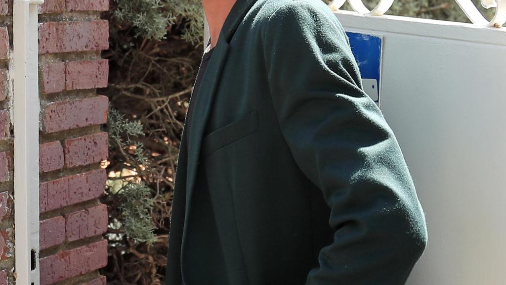 Camilo Blanes Ornelas a las puertas de su casa de Torrelodones en Madrid.