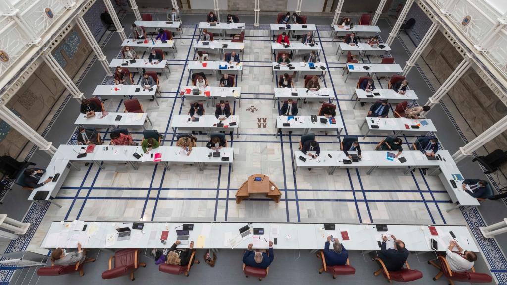 Panorámica aérea del pleno de la Asamblea Regional de Murcia.