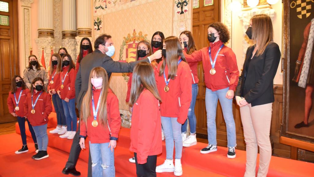 Óscar Puente durante la recepción al CD Victoria de gimansia rítmica