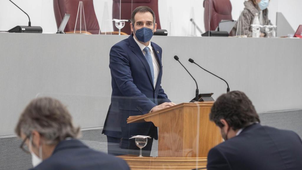 Juan José Liarte, portavoz de los expulsados de Vox, este martes, en el pleno del Parlamento autonómico.