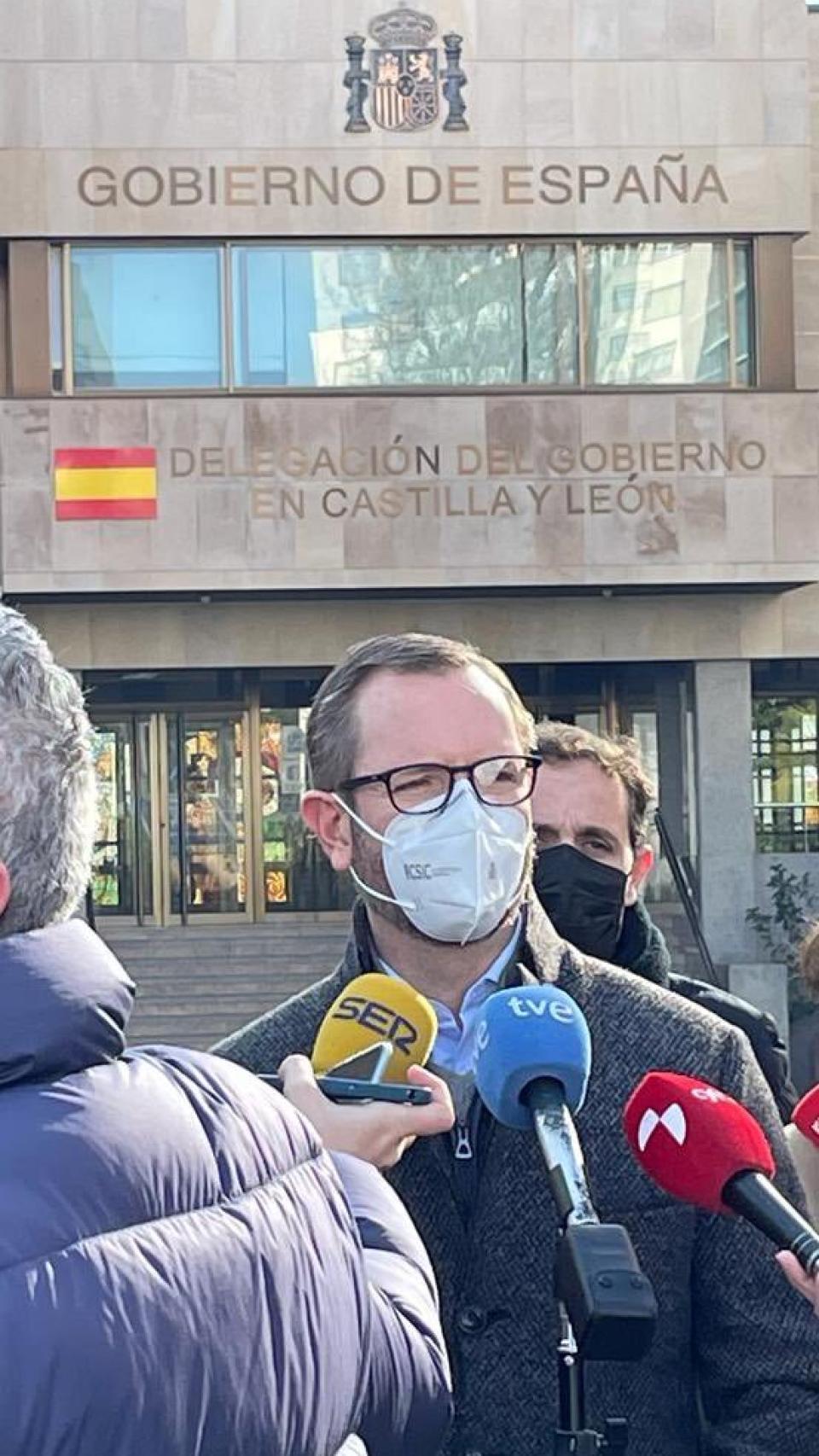 Maroto, con el presidente popular en Valladolid, Conrado Íscar al fondo