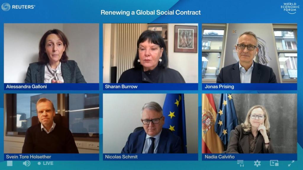 La vicepresidenta, Nadia Calviño, el comisario de Empleo, Nicolas Schmit, y otros ponentes del foro de Davos.