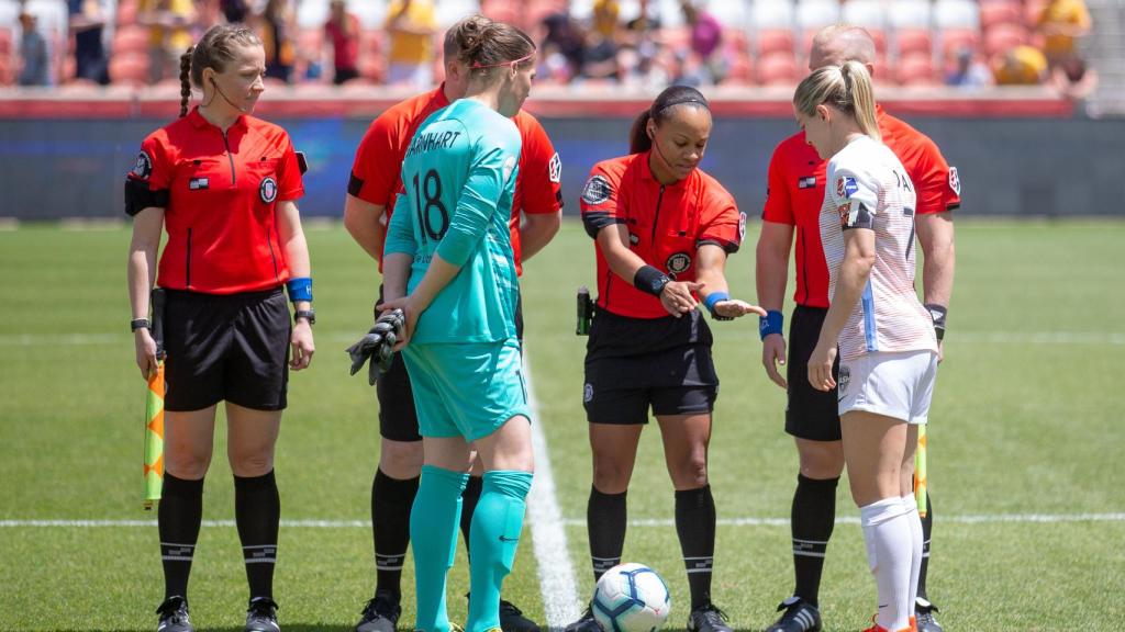 Natalie Simon, en el sorteo previo a un partido.