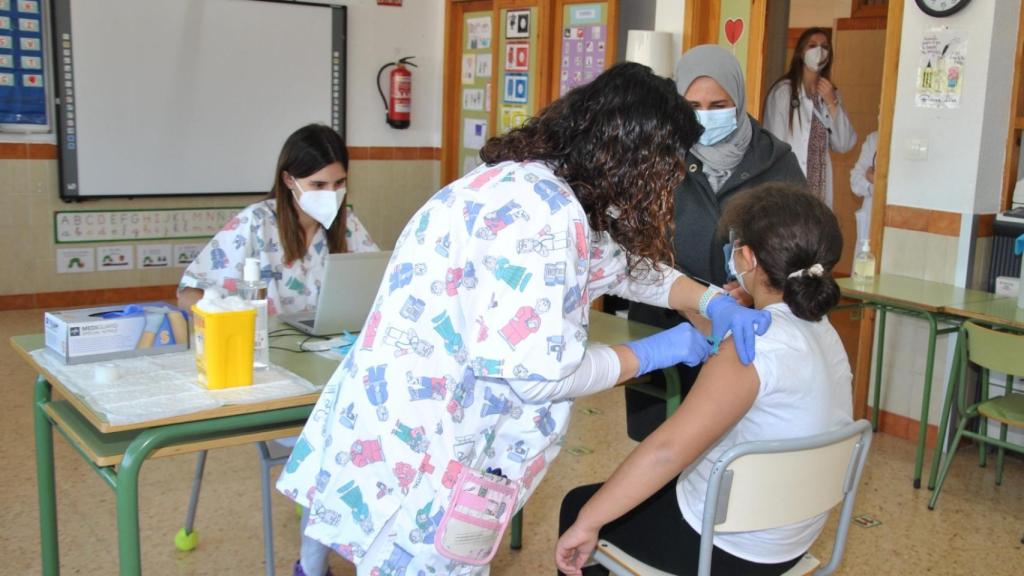 Los datos de Sanidad reflejan un freno en la rápida extensión de contagios mientras siguen subiendo las hospitalizaciones.