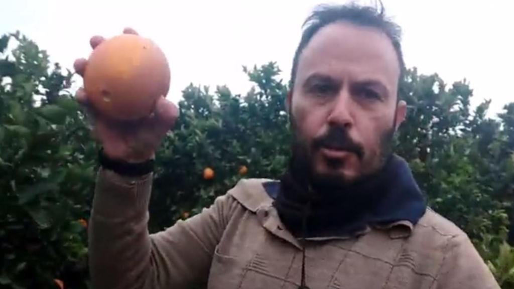 Juanvi Palleter en uno de los vídeos que ha subido a redes sociales para denunciar la situación del campo valenciano.