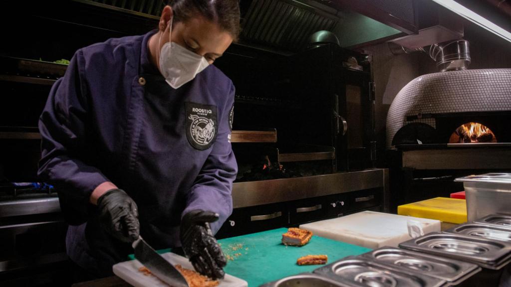Carmen Acero prepara unos torreznos, también típicos en el restaurante.