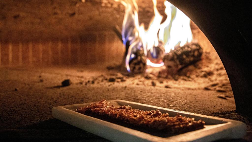 Los torreznos haciéndose en el horno de leña.