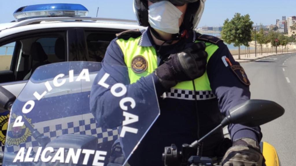 Un agente de la Policía Local de Alicante, en imagen de archivo.
