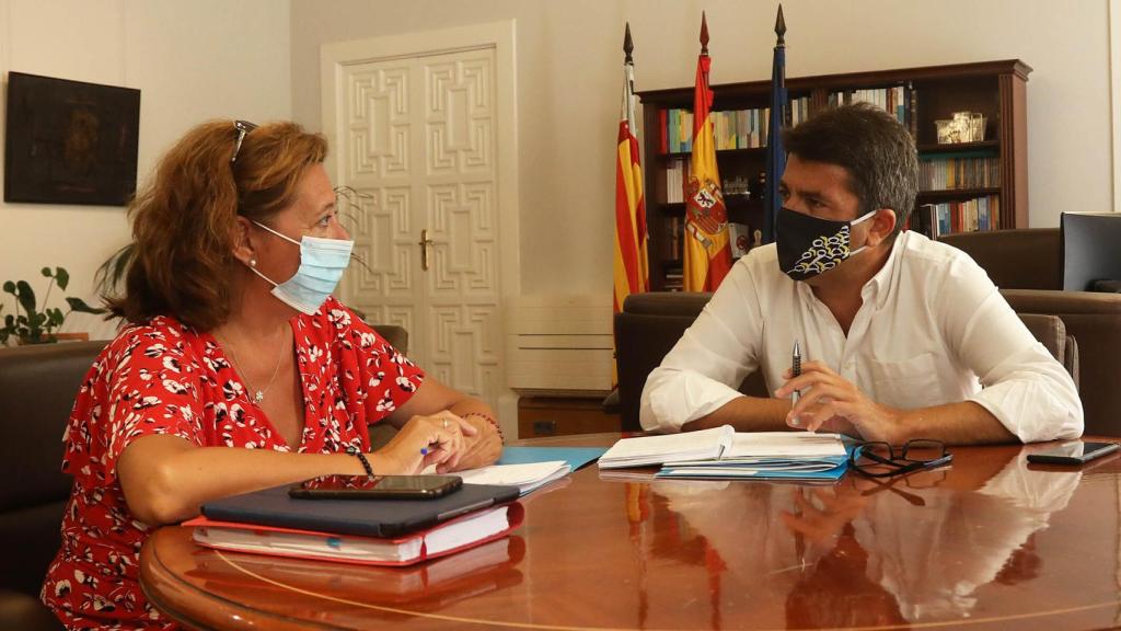 La diputada de Fondos Europeos, María Gómez, y el presidente de la Diputación de Alicante, Carlos Mazón.