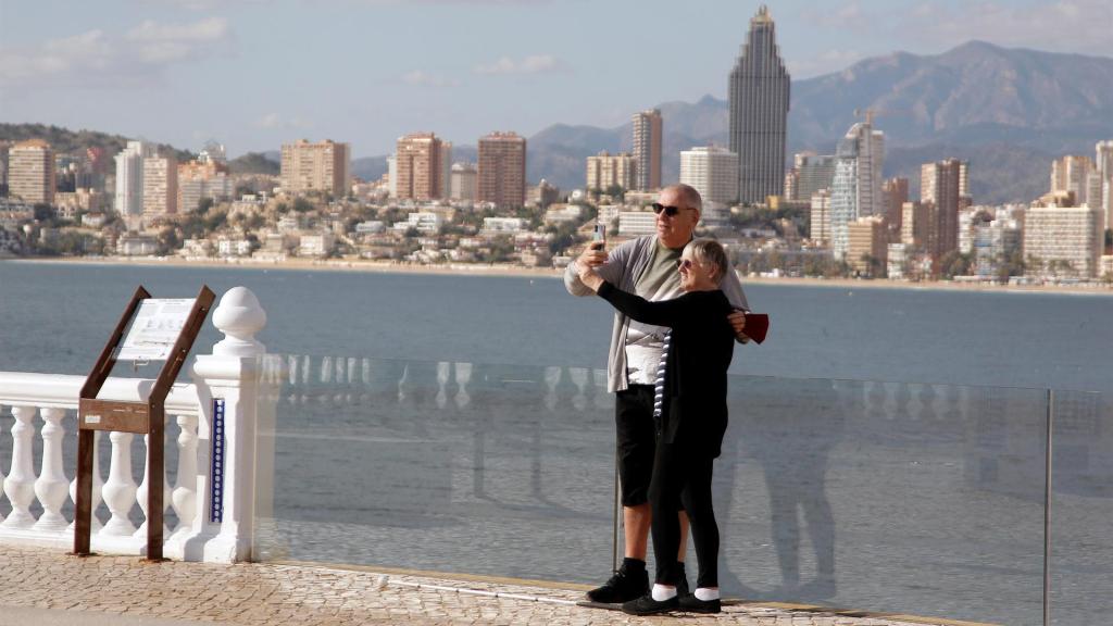 Dos turistas haciéndose un selfie en el Castillo de Benidorm, la semana pasada.