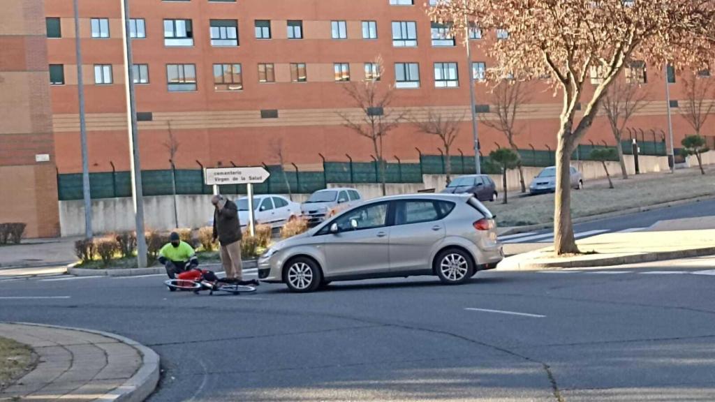 Un ciclista es  atropellado por un coche en la rotonda de los alcaldes