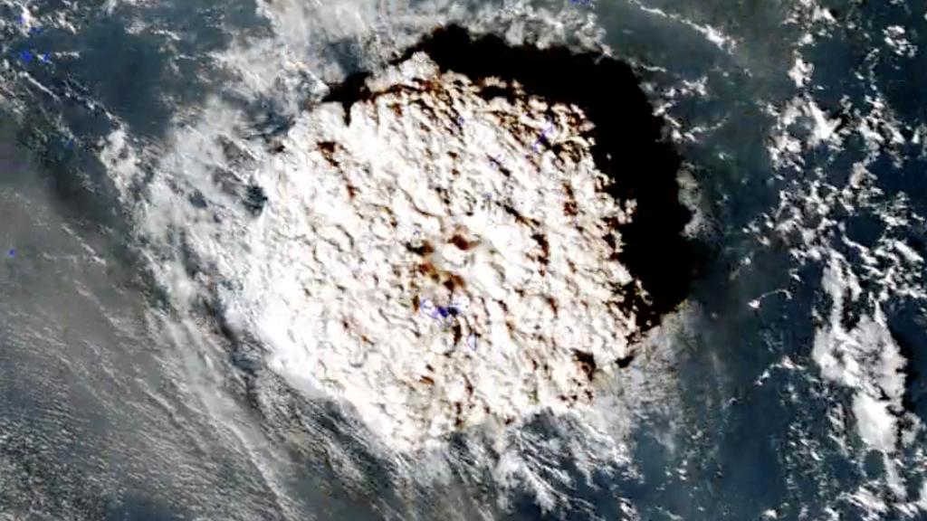 Imagen satélite de la erupción submarina del volcán de Hunga Tonga-Hunga Ha'apai.