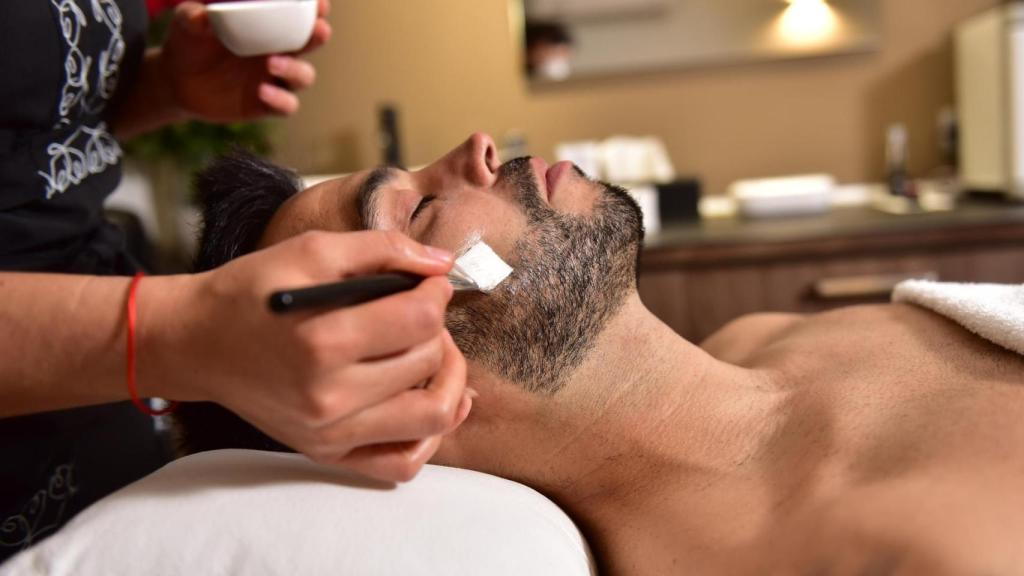 Los tratamientos faciales para hombre están a la orden del día.