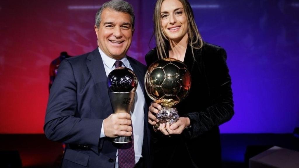 Joan Laporta, presidente del Barça,posando con la jugadora Alexia Putellas
