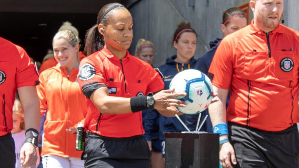 Natalie Simon, antes de un partido de la NWSL.