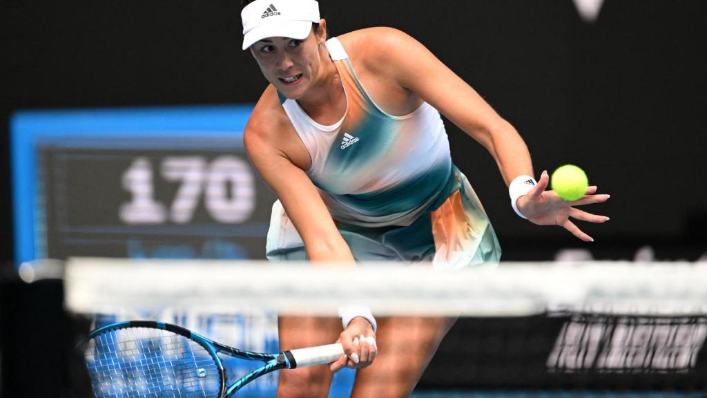 Muguruza, subiendo a la red durante su estreno en el Abierto de Australia.