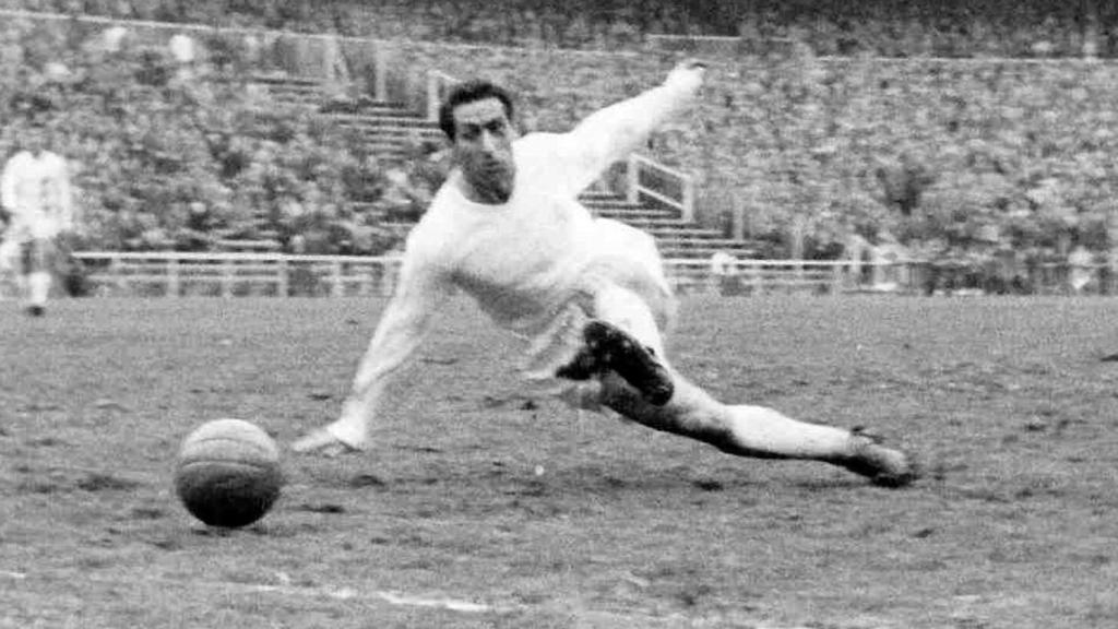 Paco Gento, durante un partido con el Real Madrid