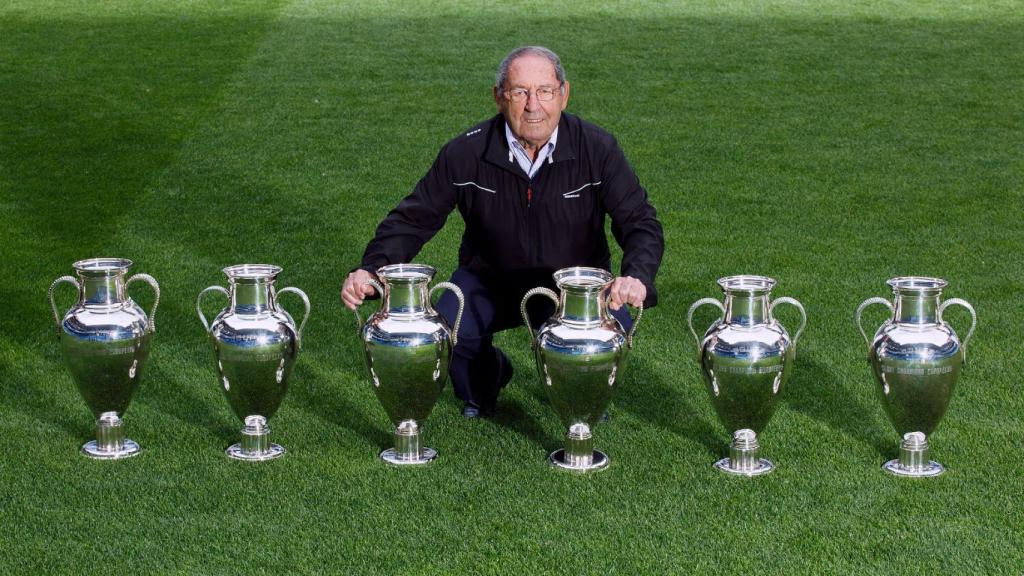Paco Gento posa junto a las seis Copas de Europa que ganó, el único jugador en la historia del fútbol en lograrlo